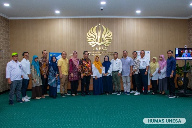 Foto bersama jajaran pimpinan Unesa dan UT Tangerang Selatan