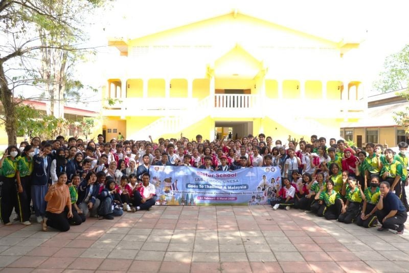 Rombongan siswa SD, SMP dan SMA Labchool UNESA dalam program Sister School di Malaysia dan Thailand