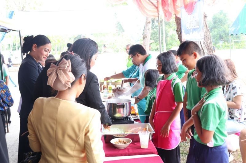 Kegiatan siswa Labschool UNESA dalam Program Sistem School di Malaysia dan Thailand 
