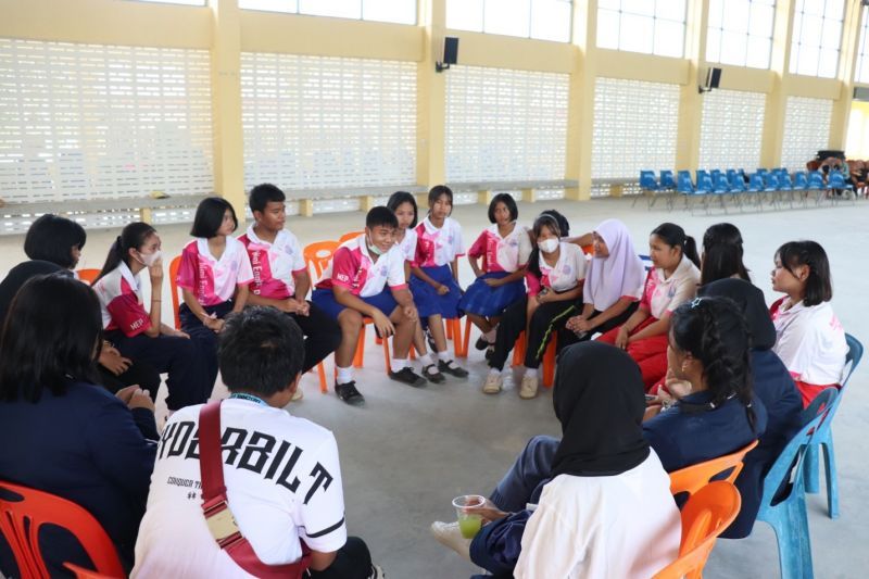 Kegiatan siswa Labshool UNESA bersama siswa sekolah yang terlibat dalam program sister school di Malaysia dan Thailand