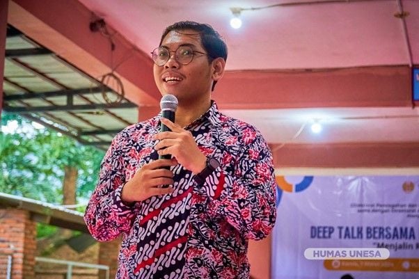 Ramadhan Maruta Pradana, dari bagian Kesehatan Mental UNESA dalam sesi materi Deep Talk