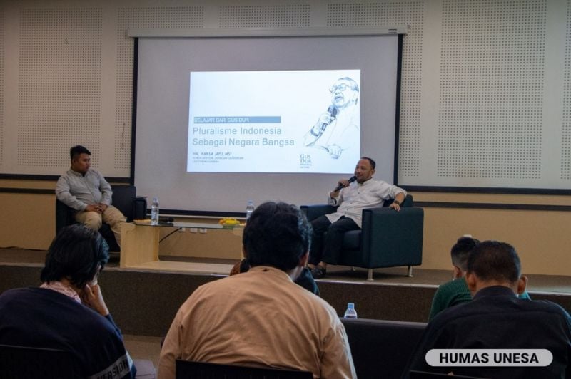 Direktur TV9, M. Hakim Jayli, paparkan pokok pikiran dan perjuangan Gus Dur di depan peserta mahasiswa.