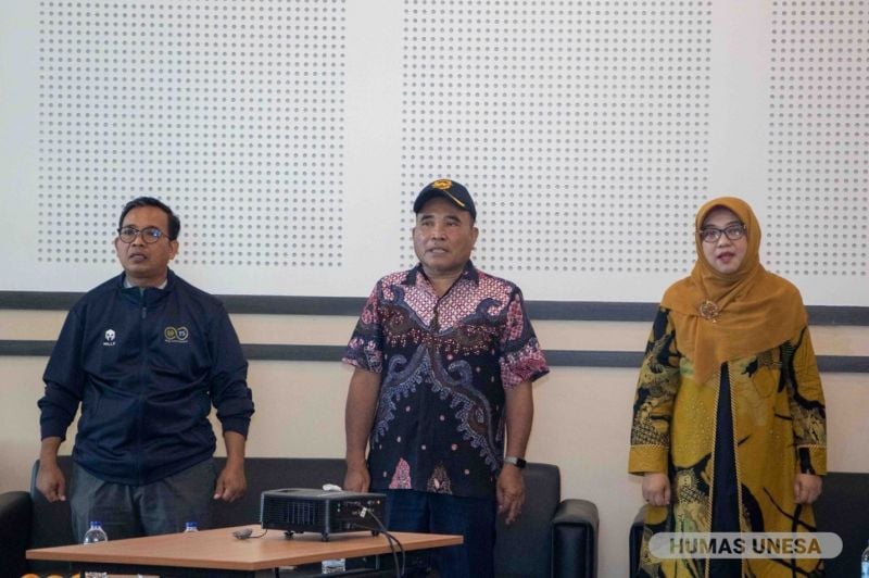 Direktur Kemahasiswaan dan Alumni (kiri), Dekan Fakultas Ilmu Pendidikan (tengah), dan Dekan Fakultas Psikologi (kanan). 