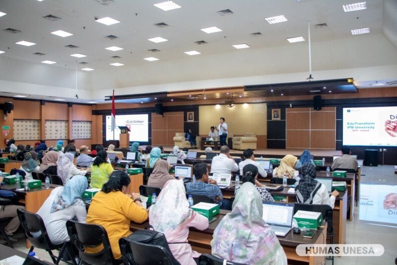 Seluruh jajaran pimpinan universitas, fakultas, hingga prodi menghadiri FGD transformasi kurikulum UNESA bertaraf internasional.