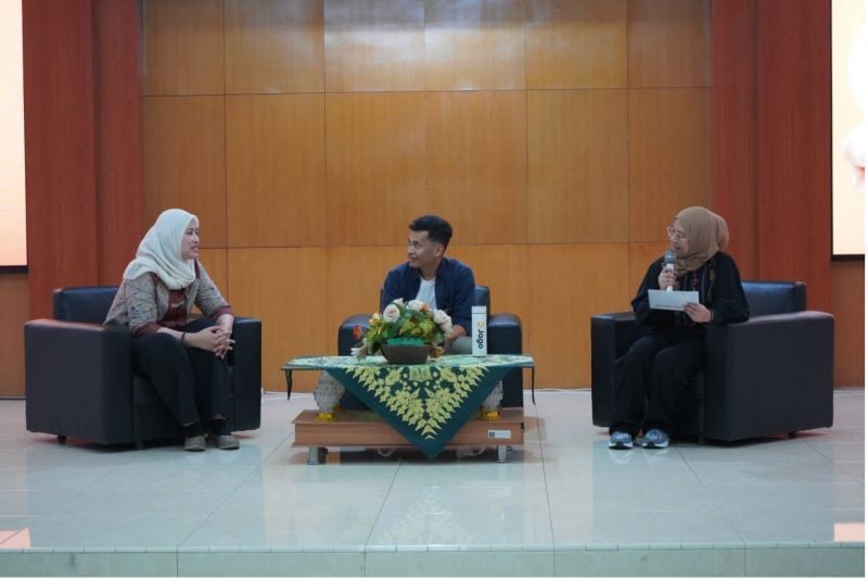 Kegiatan ini terdiri dari sesi kelas ‘Bercerita lewat Data’ dan diskusi seputar pemanfaatan teknologi keuangan.