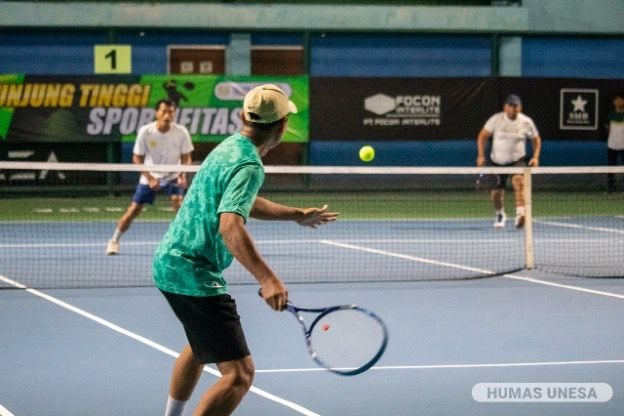 ADU STRATEGI: Tim dari berbagai instansi unjuk kebolehan dalam Kejurnas Tenis UNESA 2024.