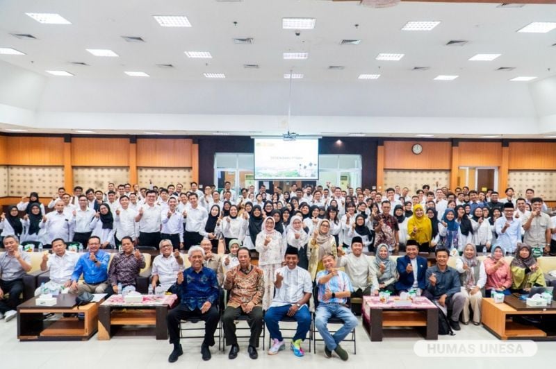 Pimpinan menekankan bahwa dosen memegang peran penting sebagai pendidik generasi bangsa menuju Indonesia Emas 2045.
