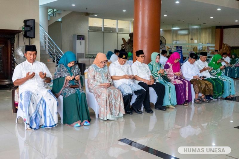 Rektor Unesa lintas periode memberikan sejumlah penguatan terkait makna kebersamaan, dan kolaborasi dalam memajukan lembaga.