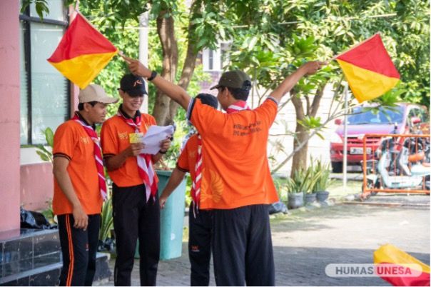 Peserta belajar mengenai semaphore atau metode komunikasi visual melalui gerakan bendera.