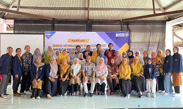 Dosen dan mahasiswa S-2 Teknologi Pendidikan bersama guru SLB Kemala Bhayangkari 2 Gresik usai pelatihan.