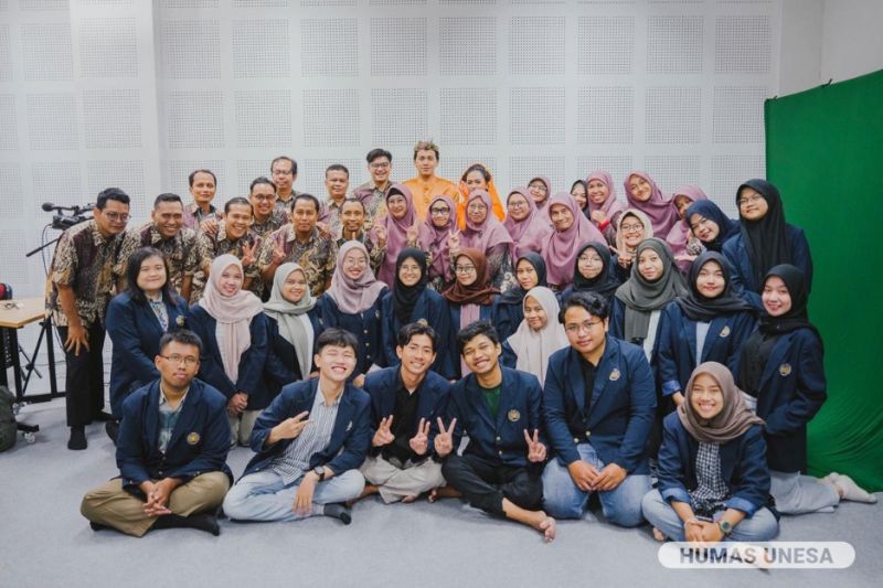 Jajaran tim penyelenggara InCiReSMa 2024 yang terdiri dari dosen dan mahasiswa selingkung FMIPA UNESA.