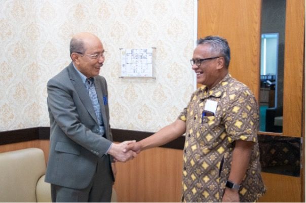 Rektor Universitas Pahlawan Tuanku Tambusai, Riau (kiri) dan Wakil Rektor Bidang Hukum, Ketatalaksanaan, Keuangan, Sumber Daya, dan Usaha UNESA, Bachtiar Syaiful Bahri (kanan).