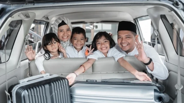 Setelah merasakan momen kebersamaan bersama keluarga di kampung halaman, saatnya kita kembali ke tanah tempat berkarir. Dengan kondisi arus balik yang serba padat, jangan lupa hati-hati, jaga kesehatan dan sabar di jalan (ilustrasi: Freepik)