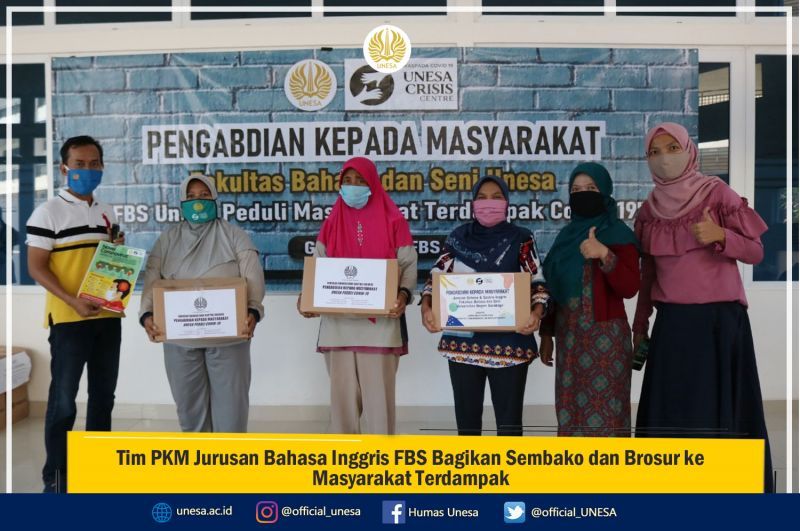 Tim PKM Jurusan Bahasa Inggris FBS Bagikan Sembako dan Brosur ke Masyarakat Terdampak