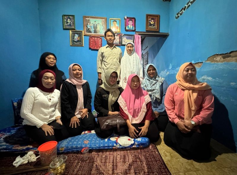 Delegasi Rektor Unesa berkunjung ke rumah Roihan.