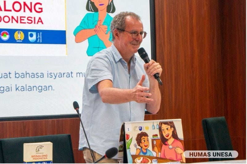 Guru besar The Open University UK, Kieron Sheehy menyampaikan materi dalam pelatihan mitigasi bencana inklusif.