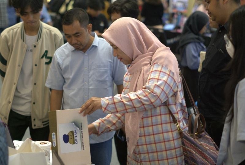 Dekan Fisipol didampingi Koorprodi dan dosen Ilmu Komunikasi menjajaki satu persatu booth pameran karya mahasiswa.