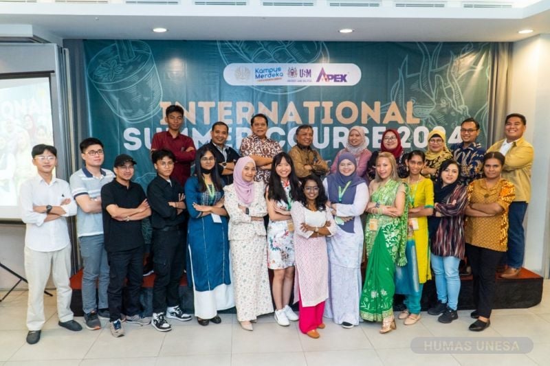 Pimpinan UNESA dan jajarannya, perwakilan USM dan APEX bersama peserta International Summer Course 2024.