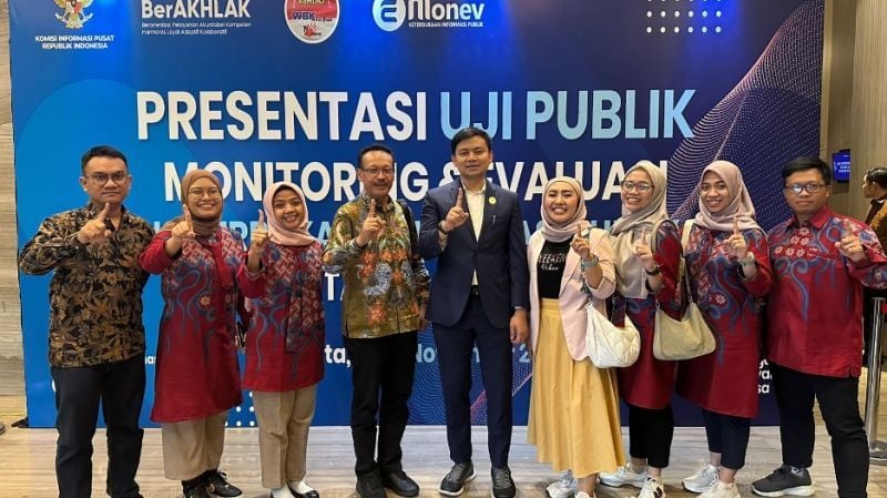 Wakil Rektor IV UNESA dan jajarannya bersama wakil ketua Komisi Informasi Pusat Republik Indonesia.
