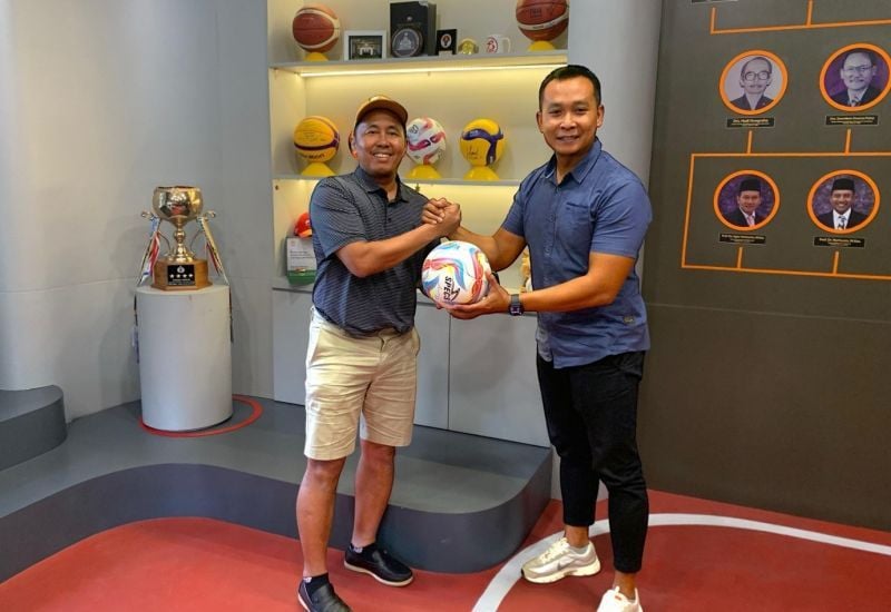 Wakil Rektor IV Unesa, Dwi Cahyo Kartiko (kiri) bersama Pelatih Fisik Timnas U-17, Sofie Imam Faizal (kanan) dalam pertemuan yang berlangsung di FIKK Unesa.