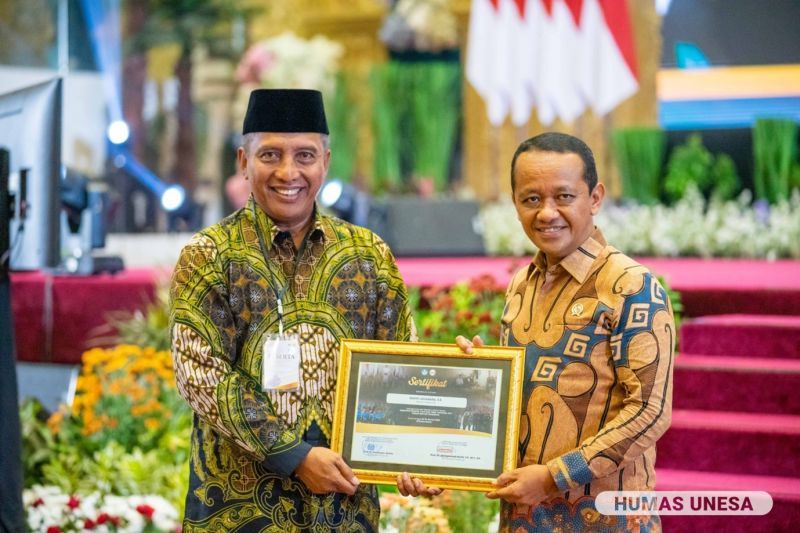 Rektor Unesa Cak Hasan memberika Piagam kepada Menteri Investasi Indonesia Bahlil Lahadalia, S.E
