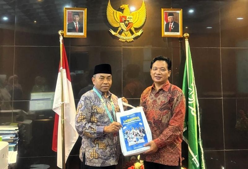 Kepala Sekolah Indonesia Jeddah, Sutikno (kanan) menyambut kunjungan Direktur Labschool UNESA Prof. Dr. Sujarwanto, M.Pd (kiri). 