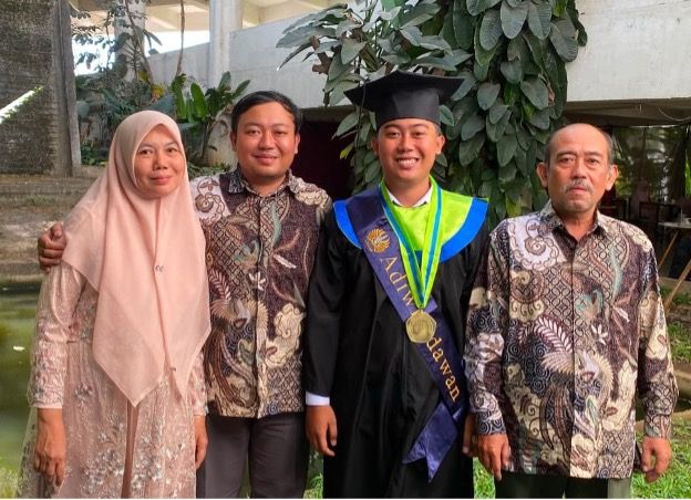 Bangkit dari Rasa Minder, Kegigihan Habib Berbuah Prestasi hingga ke Mimbar Wisudawan Terbaik