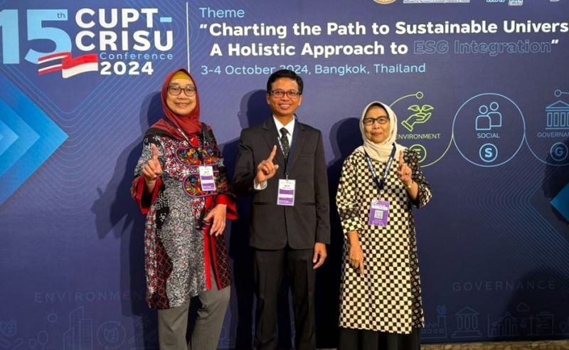 Dari kiri ke kanan: Kepala Badan Penjaminan Mutu, Widowati Budijastuti; Direktur Inovasi, Pemeringkatan, dan Publikasi Ilmiah, Nadi Suprapto; dan Direktur Transformasi Pendidikan dan Teknologi Pembelajaran, Fida Rachmadiarti, delegasi UNESA untuk CUPT-CRISU ke-15 di Thailand.