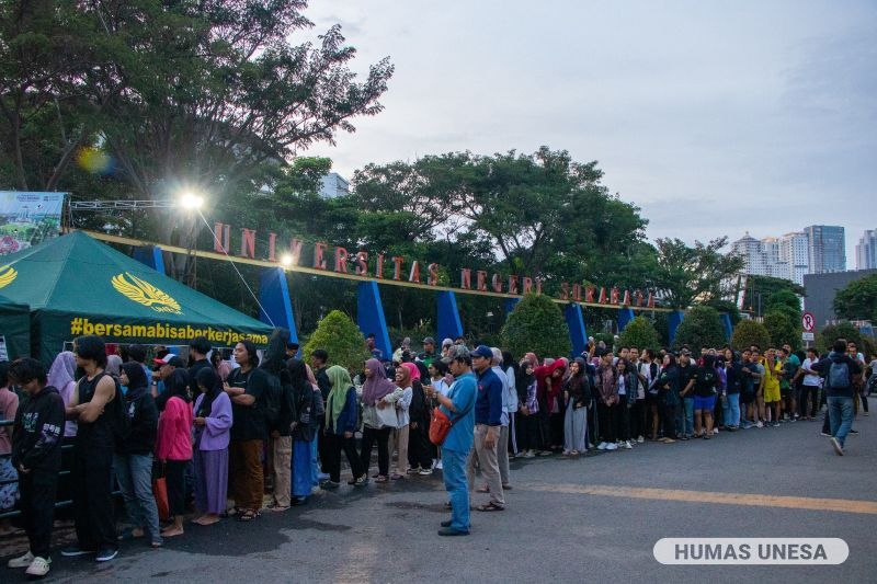BERKAH: Suasana pembagian paket makanan dan takjil gratis di depan gerbang utama UNESA, Kampus 2 Lidah Wetan Surabaya.