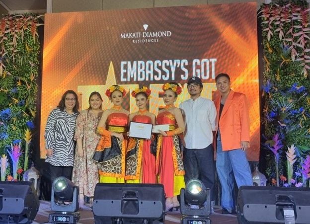 Eva Ristiana, Deajeng Fereneza, dan Namira Allegra mahasiswi prodi Sendratasik FBS UNESA saat menjuarai Embassy Got Talent. 