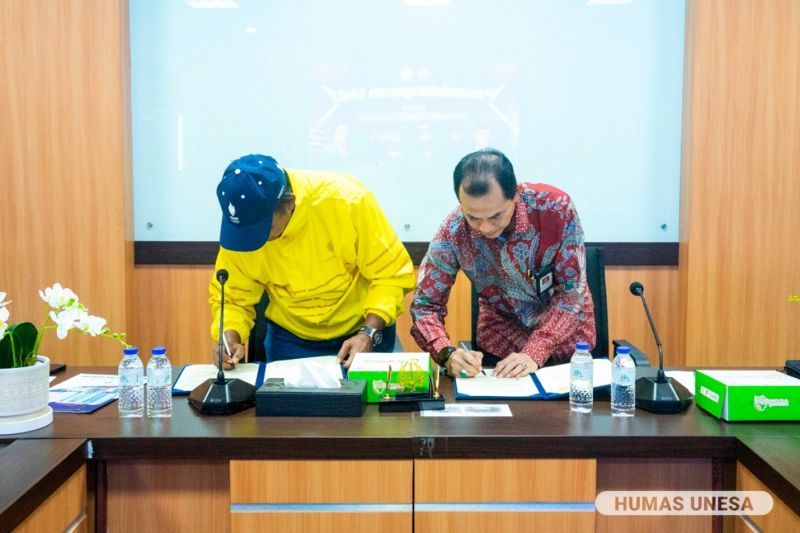 MoU diteken Rektor Unesa, Nurhasan dan Rektor UPN Veteran Yogyakarta, Muhamad Irhas Effendi, disaksikan jajaran wakil rektor dan direktorat dari dua belah pihak.