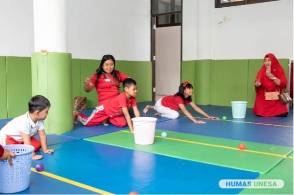 Anak-anak disabilitas beradu kecepatan memasukan bola ke dalam keranjang.