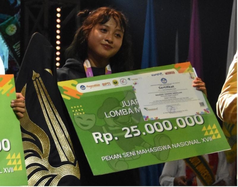 Perjuangan ikut seleksi sejak di level fakultas tak sia-sia. Keseriusannya mendalami monolog berbuah manis di level nasional. Selamat ya Ara.