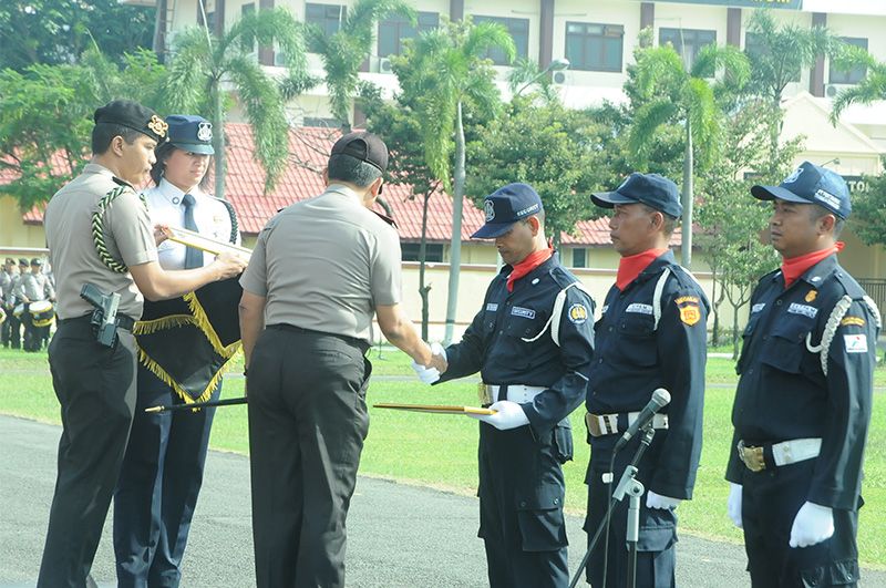 Anggota Satuan Pengamanan Unesa Mendapat Penghargaan dari 