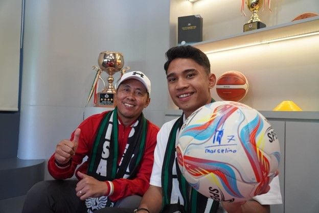 BINTANG: Marselino Ferdinan bersama Dekan FIKK Unesa, Dr Dwi Cahyo Kartiko saat berada di UNESA Kamis (16/5/2024).