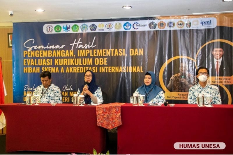 Kepala BPM UNESA (dua dari kiri) memberikan penguatan kepada perwakilan 12 perguruan tinggi peserta Seminar Hasil Pengembangan, Implementasi, dan Evaluasi Kurikulum OBE.