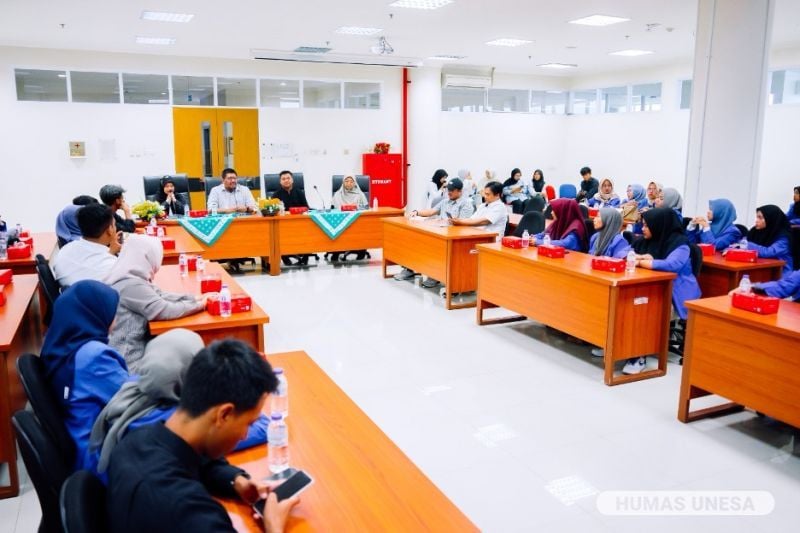Suasana diskusi bidang humas dan kerja sama UNESA dan Prodi Tadris Bahasa Indonesia Unzah.