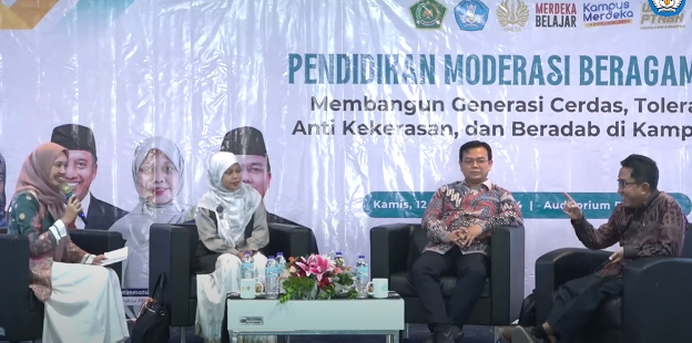 Kiri—kanan: Kholida Ulfi Mubaroka sebagai moderator; Mutimmatul Faidah, guru besar dan Direktur PPIS UNESA; Muhammad Turhan Yani, guru besar dan Kepala LPPM UNESA; dan Yusuf Hanafi guru besar ilmu agama Islam Universitas Negeri Malang (UM) sebagai narasumber.