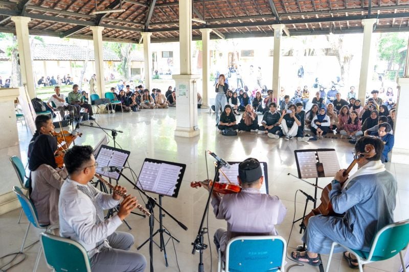 Mahasiswa yang tergabung dalam HMP Musik FBS persembahkan performa musik di hadapan mahasiswa UNESA.