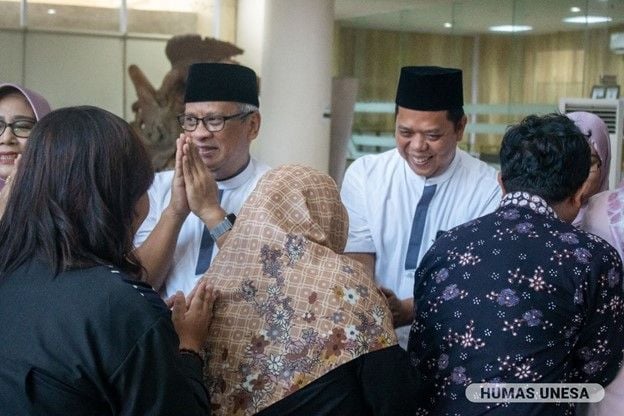 Wakil Rektor Bidang Hukum, Ketatalaksanaan, Keuangan, Sumber Daya, dan Usaha, Dr. Bachtiar Syaiful Bachri, M.Pd., dan Wakil Rektor Bidang Riset, Inovasi, Pemeringkatan, Publikasi, dan Science Center Dr. Bambang Sigit Widodo, M.Pd.