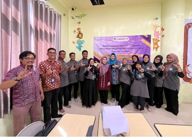 Guru SD Labschool UNESA belajar menyusun bahan ajar dan asesmen literasi yang inklusif bersama tim Direktorat Disabilitas UNESA.