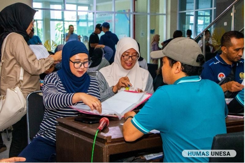 Setelah dinyatakan lolos seleksi, para atlet muda SLOMPN UNESA didampingi orang tua menandatangani pakta integritas sebagai wujud komitmen dan keseriusan mereka mengikuti pembinaan dan pelatihan. 
