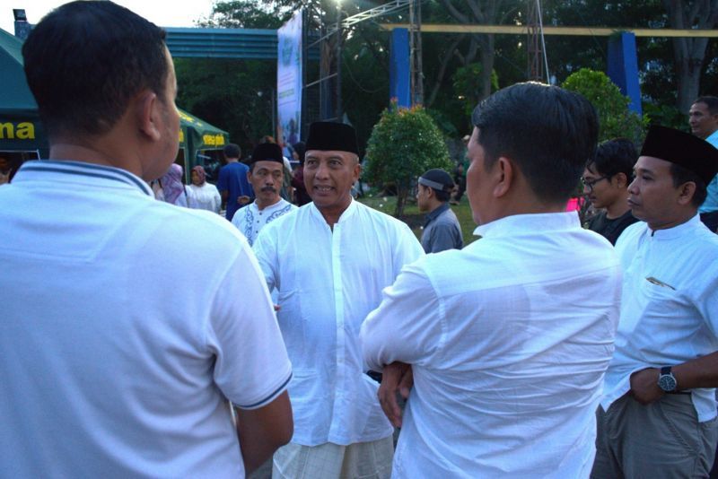 Rektor UNESA bersama jajarannya dalam agenda pembagian takjil dan buka bersama di depan gerbang utama kampus Rumah Para Juara.