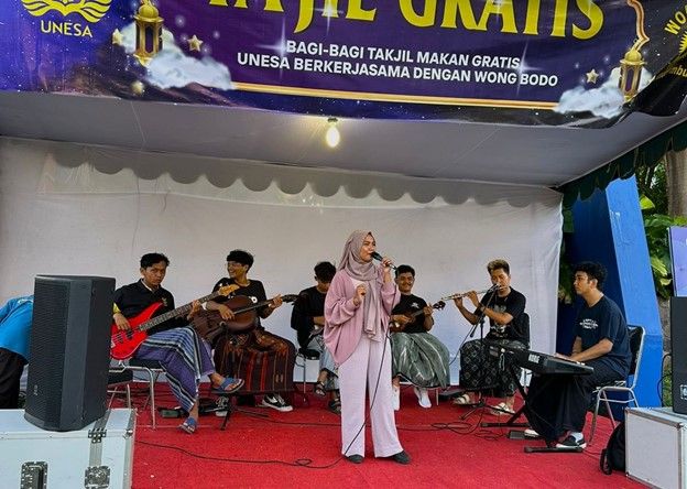 Pertunjukan musik mahasiswa Fakultas Bahasa dan Seni (FBS) dalam agenda bagi takjil dan buka bersama UNESA