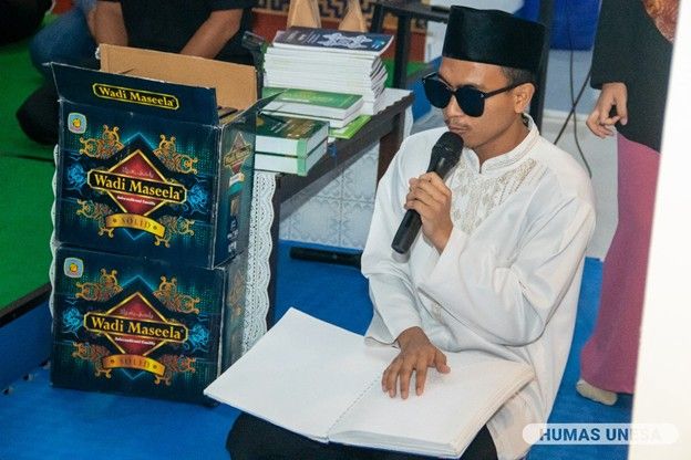 Kegiatan ini dilaksanakan menggunakan metode braille untuk mahasiswa disabilitas netra dan metode isyarat jari untuk mahasiswa disabilitas rungu.