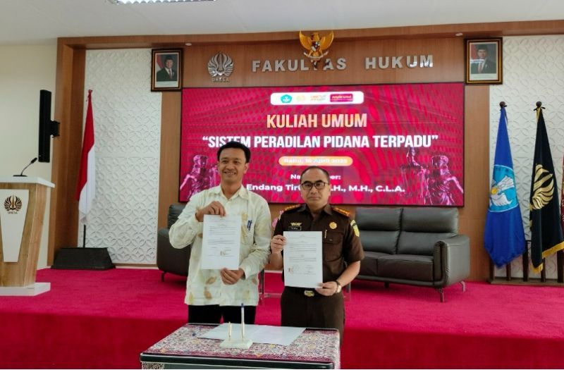 PENGUATAN SINERGI: Dekan FH Unesa, Arinto Nugroho (kiri), dan Kepala Kejari Mojokerto, Endang Tirtana.