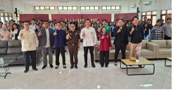 Kegiatan ini dihadiri ratusan dosen dan mahasiswa hukum Unesa.
