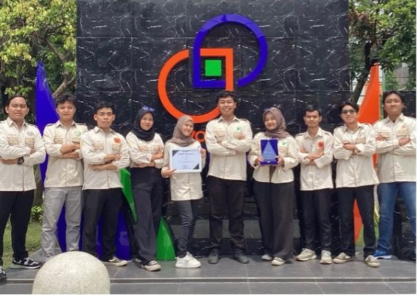 BEM Fakultas Vokasi Unesa bersama penghargaan nasional yang mereka dapatkan. Inovasi dan prestasi tersebut menjadi pelecut semangat untuk terus berkarya dan berdampak.