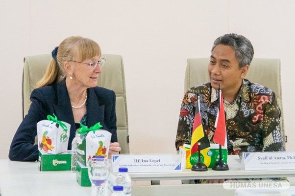 Dubes Jerman untuk Indonesia Ina Lepel dan Dekan FBS Syafi’ul Anam juga membahas penguatan bidang akademik dan non-akademik dua prodi bahasa Jerman di UNESA.
