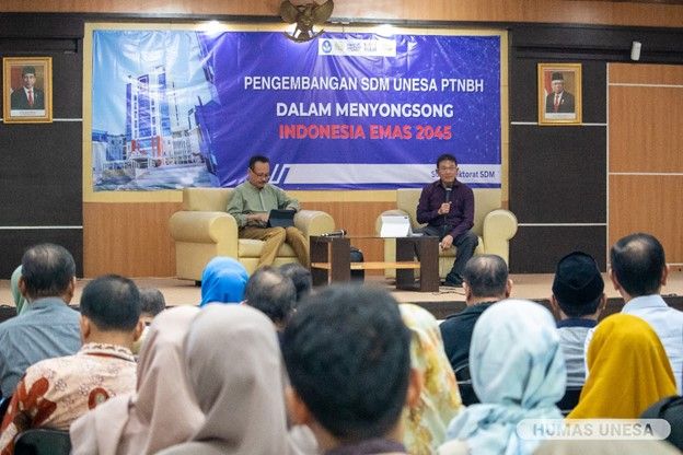 Direktur Sumber Daya Diktiristek, Kemendikbudristek RI berbicara seputar penguatan SDM PTN-BH di hadapan jajaran pimpinan universitas, fakultas, direktorat, hingga prodi selingkung UNESA. 